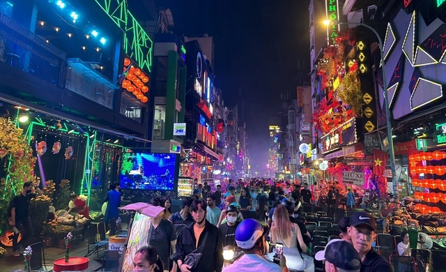 Phố đêm Bùi Viện, quận 1, nơi tập trung nhiều du khách