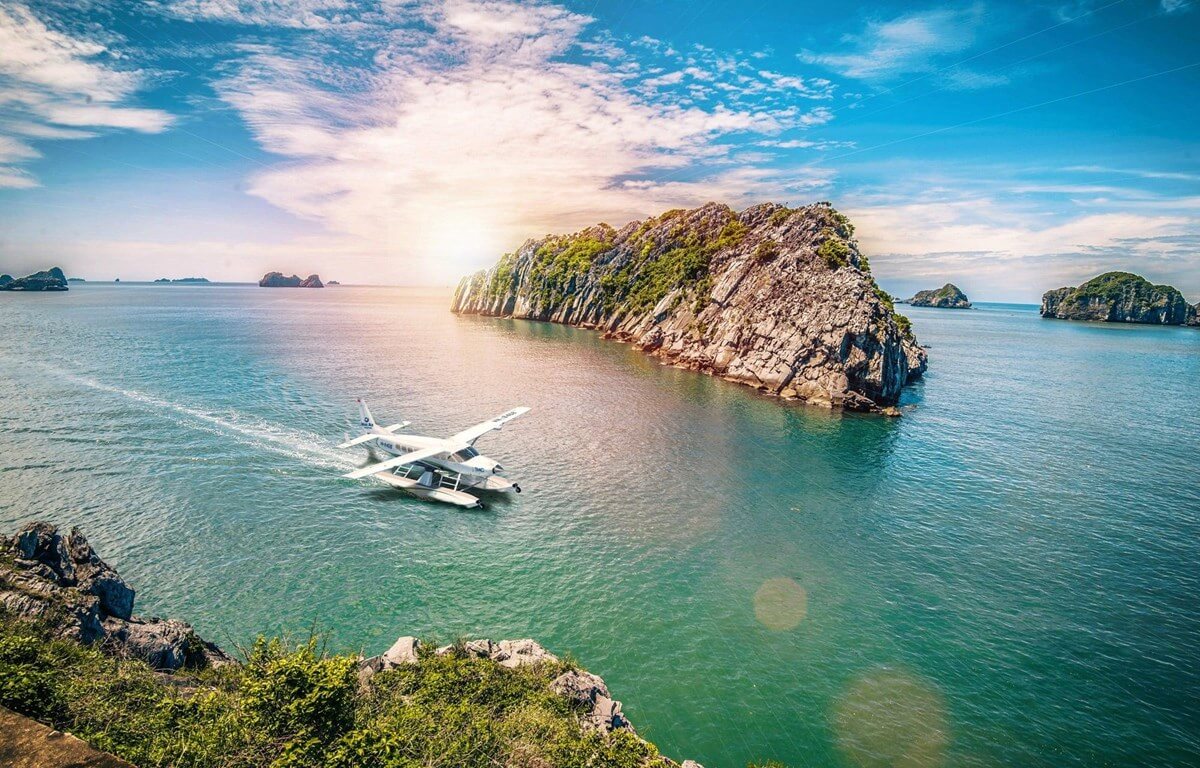 Vịnh Hạ Long, với vẻ đẹp kỳ vĩ của hàng nghìn hòn đảo đá vôi và làn nước trong xanh