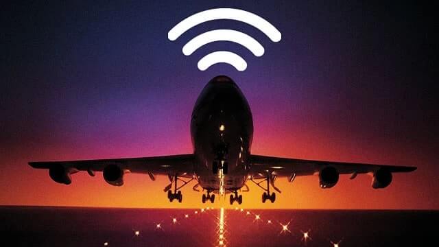 Các máy bay được trang bị Wi-Fi với Viasat đang nhận tín hiệu từ vệ tinh cách Trái đất hơn 22.000 dặm (36.000 km), nằm dọc theo đường xích đạo.