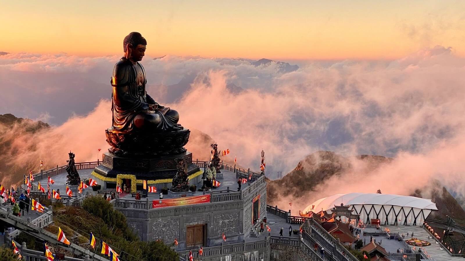 Điểm đặc biệt không thể bỏ qua chính là việc chinh phục đỉnh Fansipan - "nóc nhà Đông Dương"