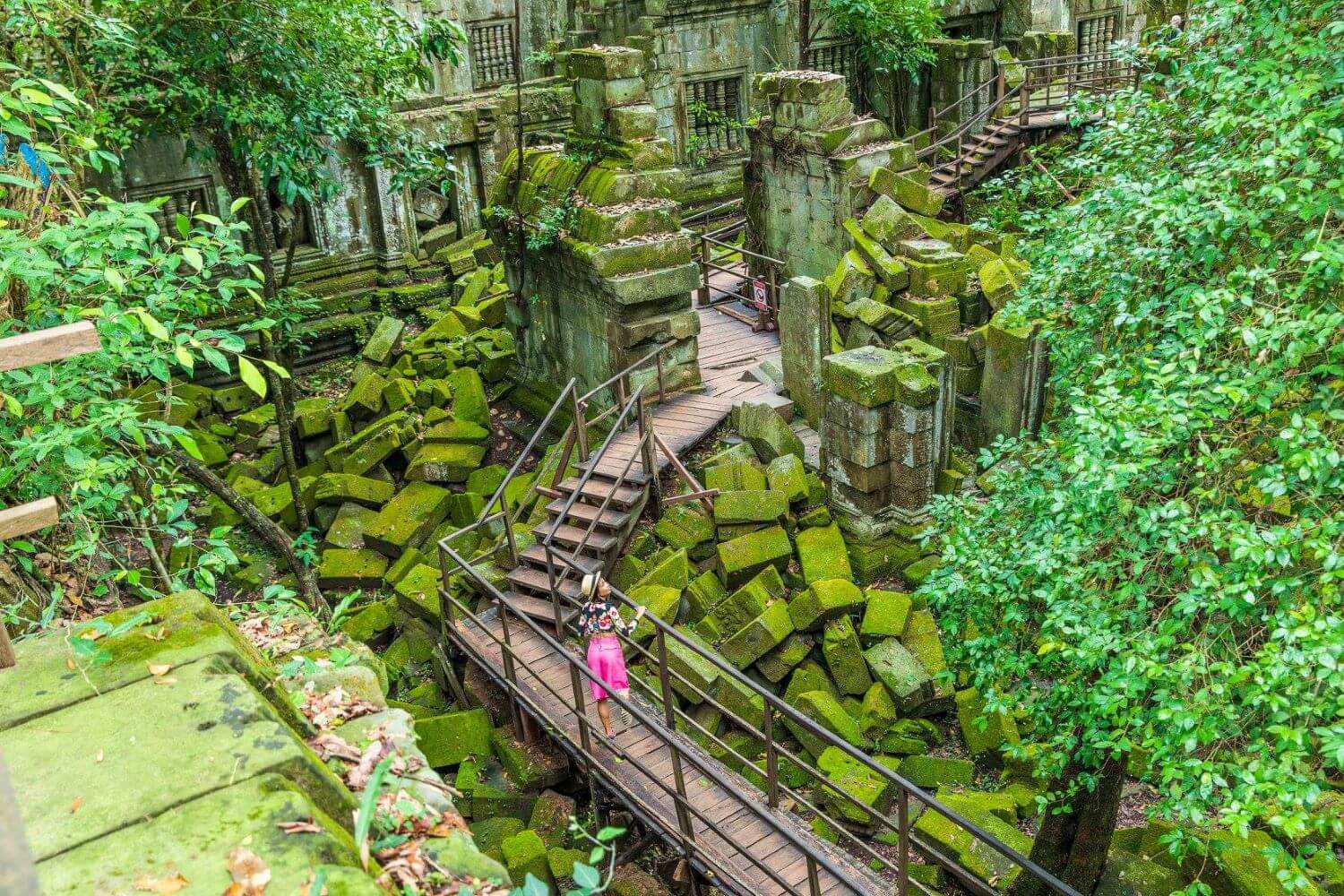 Đền Beng Mealea, nơi chôn cất vua Suryavarman II, nằm trong quần thể di tích Angkor, còn lại những tàn tích sau hàng thế kỷ bị lãng quên trong rừng già.