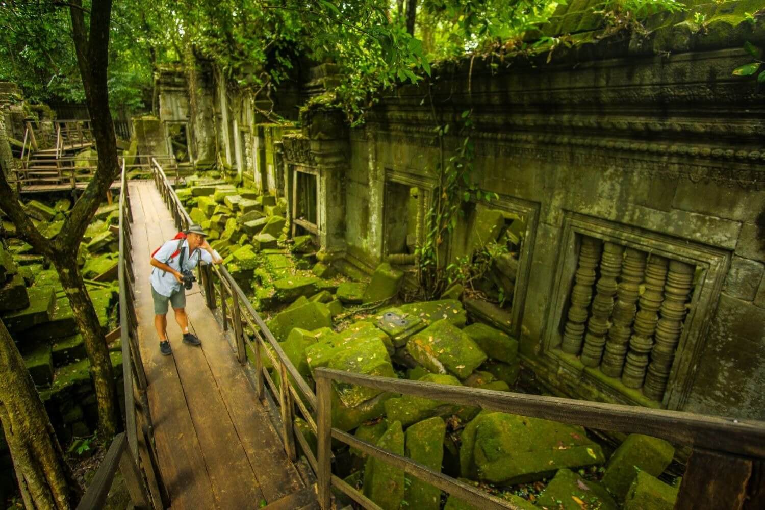 Đền gồm ba phòng trưng bày bao quanh một khu bảo tồn trung tâm, hiện đều đổ nát. Khu vực bao quanh chỉ là một "tu viện hình chữ thập", giống như Angkor Wat.