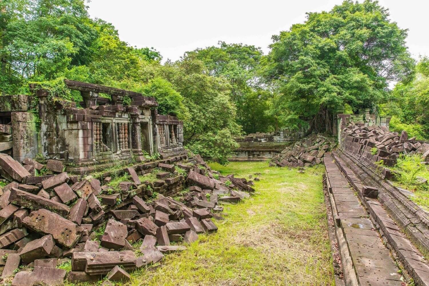 Có một lối đi bằng gỗ dẫn du khách vào khu vực trung tâm và phòng trưng bày bên ngoài.