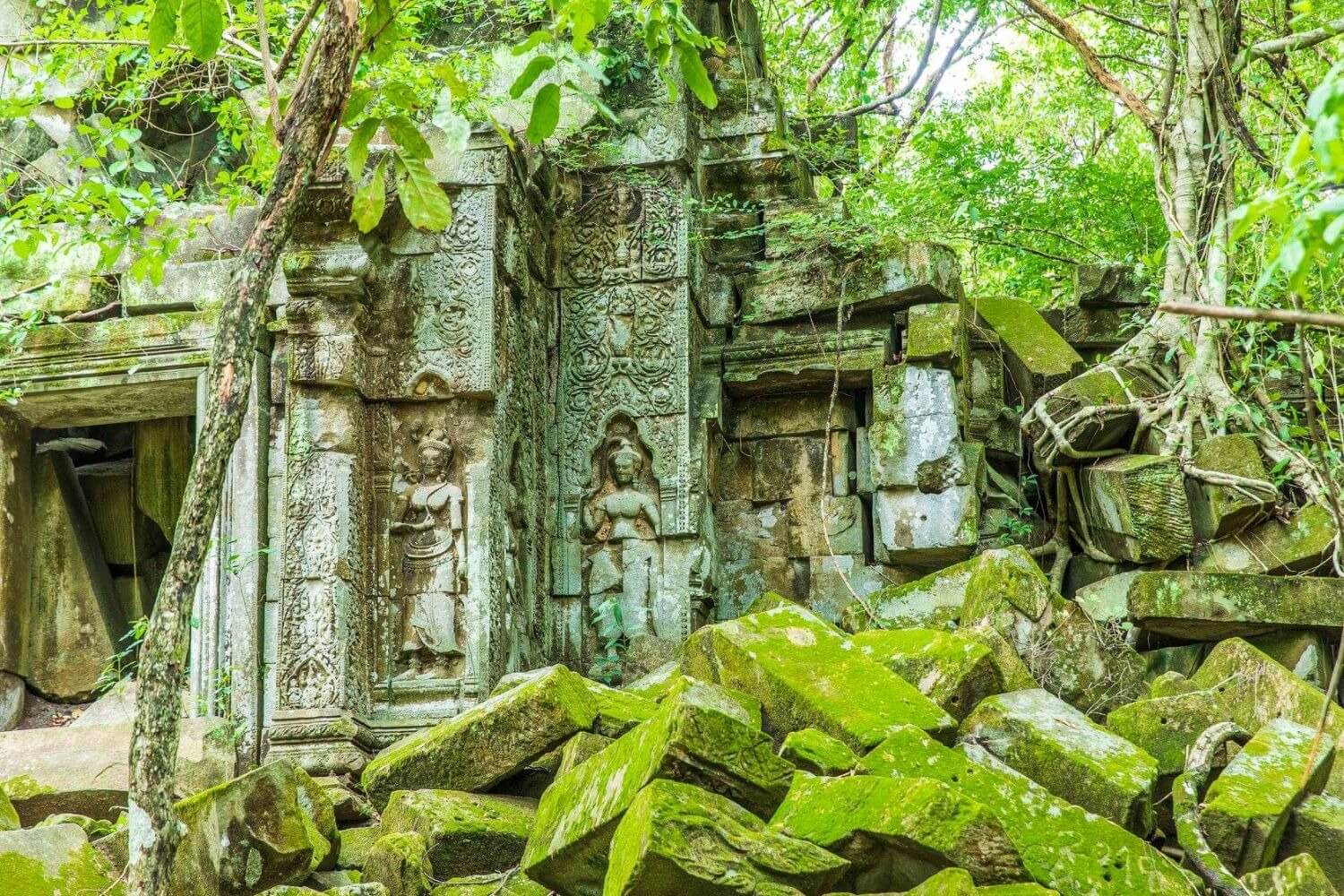Khuôn viên đền chỉ còn một vài cánh cổng và tường hào xung quanh.