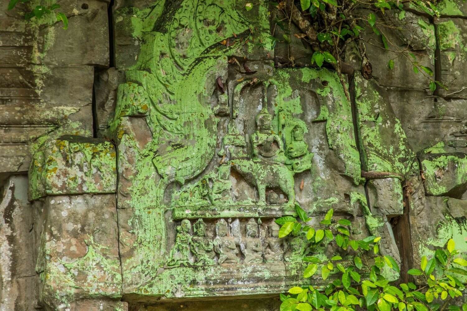 Có nhiều tác phẩm chạm khắc các hình ảnh trong thần thoại Hindu, như thần Vishnu (vị thần bảo vệ cuộc sống, diệt trừ quỷ dữ), thần chim Garuda, các tiên nữ Apsara.