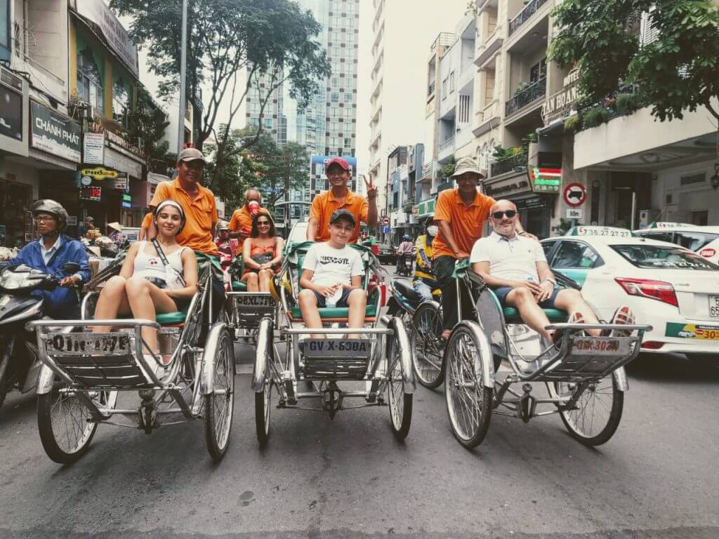 Du khách lựa chọn tour khám phá TPHCM bằng xe xích lô