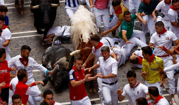 Lễ hội bò đuổi tại Pamplona trong tháng 7.