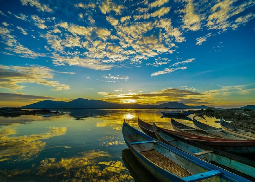 Đầm Nại lại mang đến một không gian êm đềm và thanh bình. Khu đầm nước mặn này được bao quanh bởi các khối núi và rừng ngập mặn
