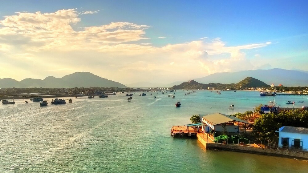 Bên cạnh vẻ đẹp thiên nhiên và không khí yên bình, đầm Nại còn nổi bật với cầu Tri Thuỷ cổ kính, đã tồn tại qua nhiều năm và gắn bó với người dân địa phương.