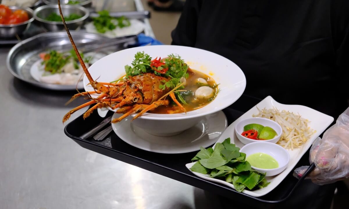 Phở tôm hùm xuất hiện trong thực đơn của nhà hàng Phở 2000 kế bên chợ Bến Thành, quận 1 từ đầu tháng 8.