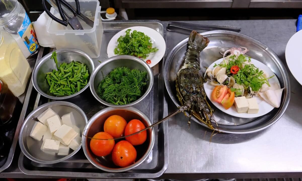 Nguyên liệu để làm tô phở có tôm hùm nguyên con kích cỡ 400 g, mực ống, nghêu, đậu hũ.