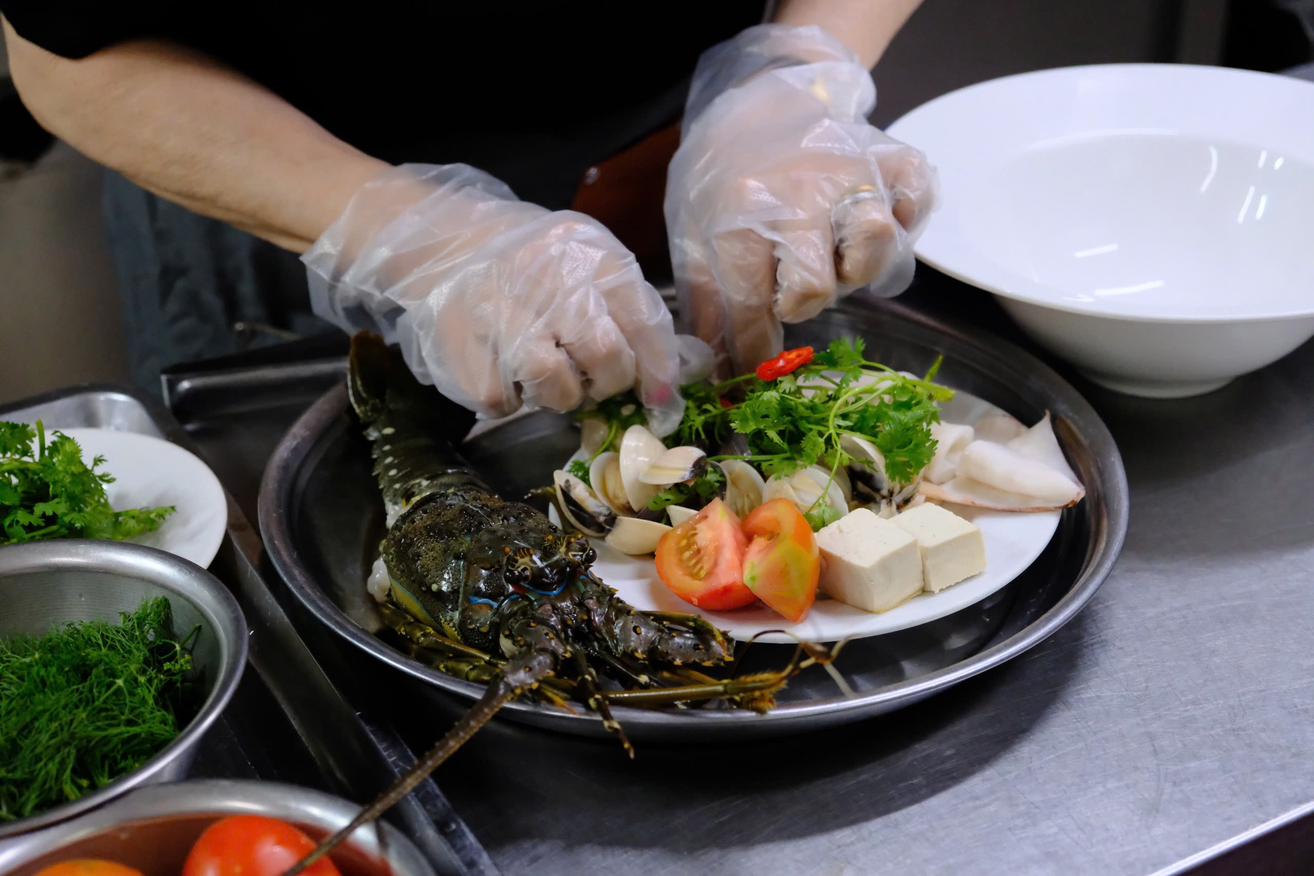 Nguyên liệu để làm tô phở có tôm hùm nguyên con kích cỡ 400 g, mực ống, nghêu, đậu hũ.