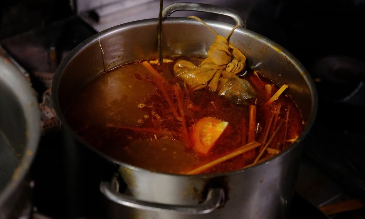 Nguyên liệu để làm tô phở có tôm hùm nguyên con kích cỡ 400 g, mực ống, nghêu, đậu hũ.