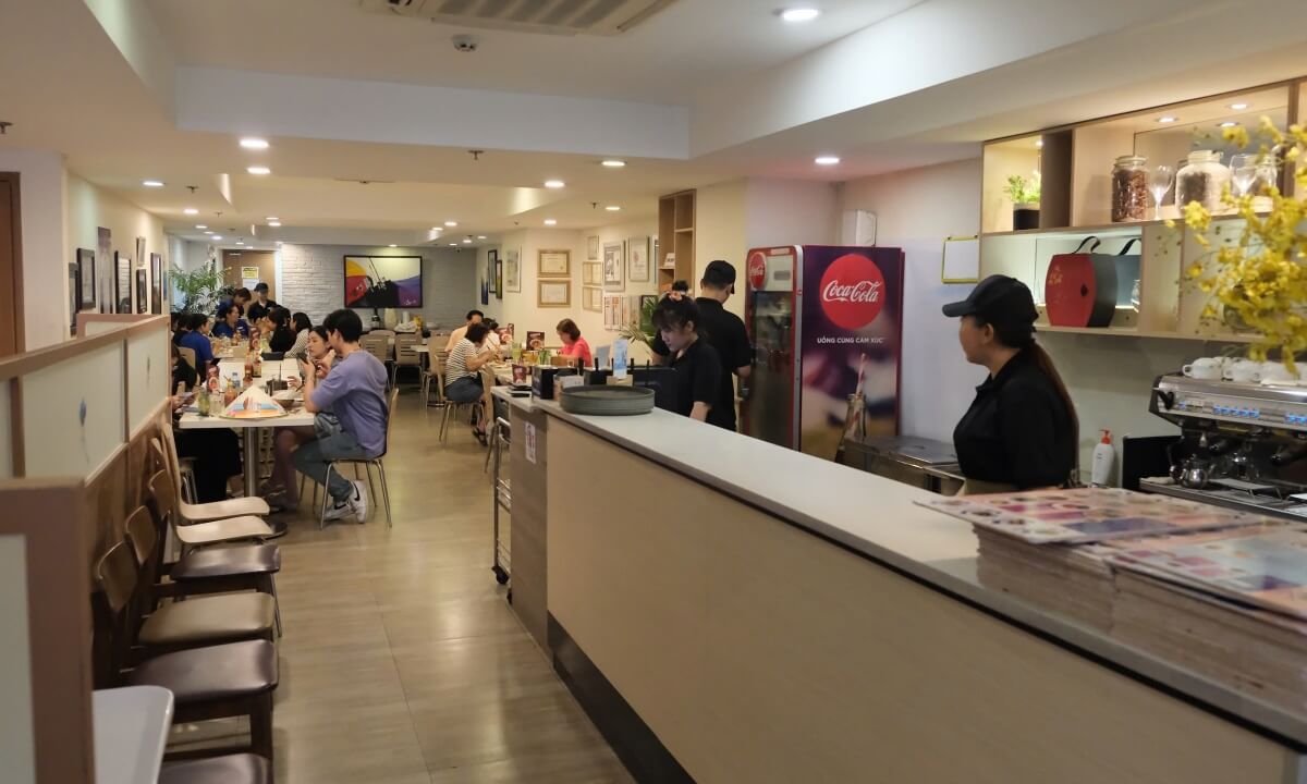Các nguyên liệu sau khi chín được xếp ra tô. Tôm hùm được chia đôi phần đầu, phần bụng cũng được sơ chế để thực khách dễ cắt lấy thịt. Đầu bếp chan từ từ nước dùng đang sôi vào tô phở
