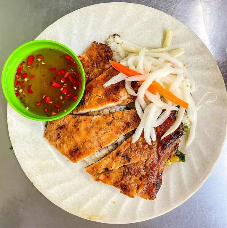 Quán cơm tấm 2 năm liên tiếp lọt vào danh sách Bib Gourmand - những địa chỉ ăn uống ngon, giá cả phải chăng của Michelin.