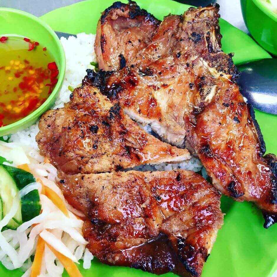 Cận cảnh miếng sườn to trứ danh tại cơm tấm Ba Ghiền.