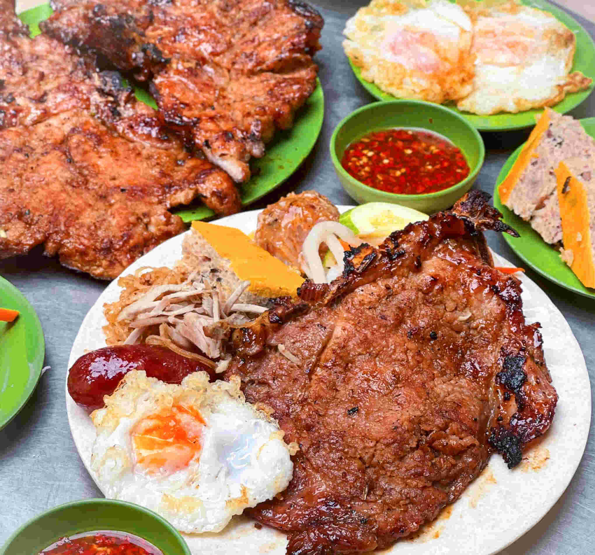 Cận cảnh miếng sườn to trứ danh tại cơm tấm Ba Ghiền.