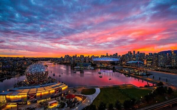 Vancouver, với vẻ đẹp thiên nhiên và làn sóng xanh thanh bình của bờ biển, là một trong những điểm đến du lịch hấp dẫn nhất ở Bắc Mỹ.
