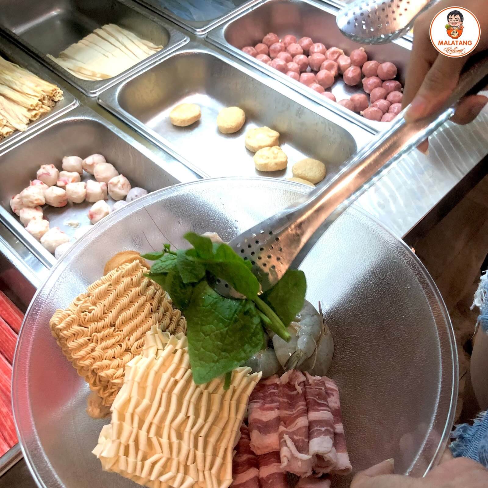 Đồ ăn bày trí ngăn nắp sạch sẽ.