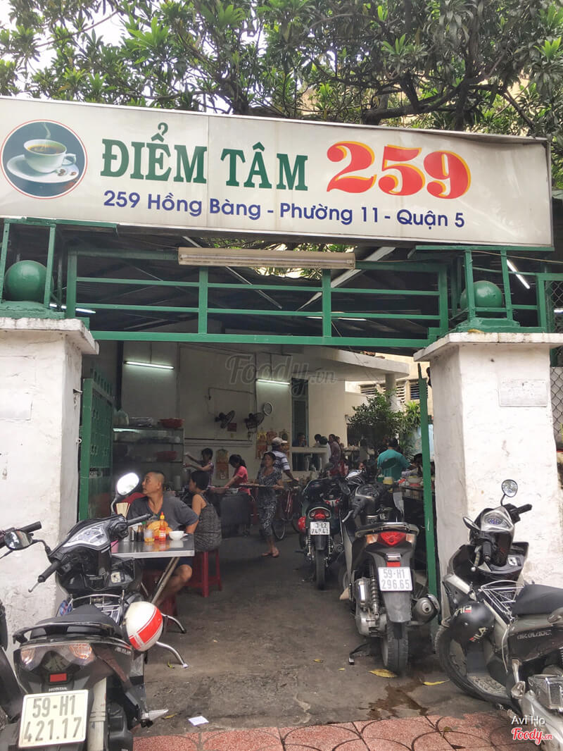Đông đúc khách đến quán thưởng thức điểm tâm vào buổi sáng