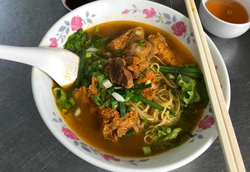 Bò kho đậm đà và xíu mại khô