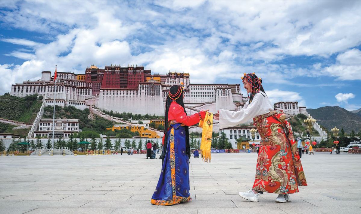 Du khách ở cung điện Potala, Tây Tạng, Trung Quốc.