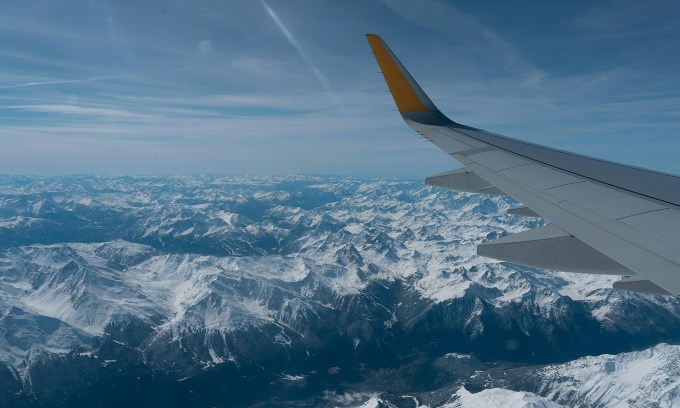 Máy bay bay qua dãy Alps.