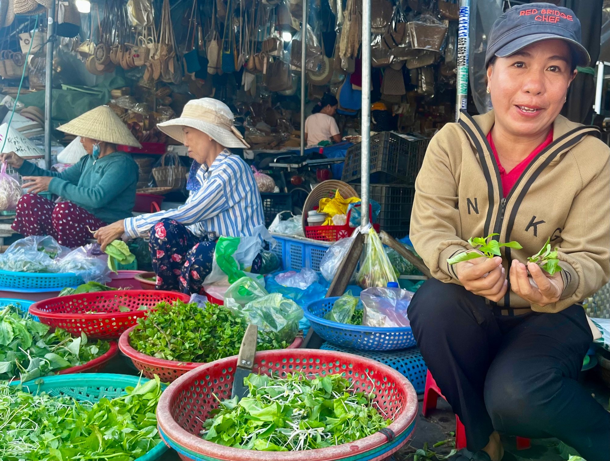 Đầu bếp Mimi hướng dẫn du khách chọn rau ngon ở chợ Hội An