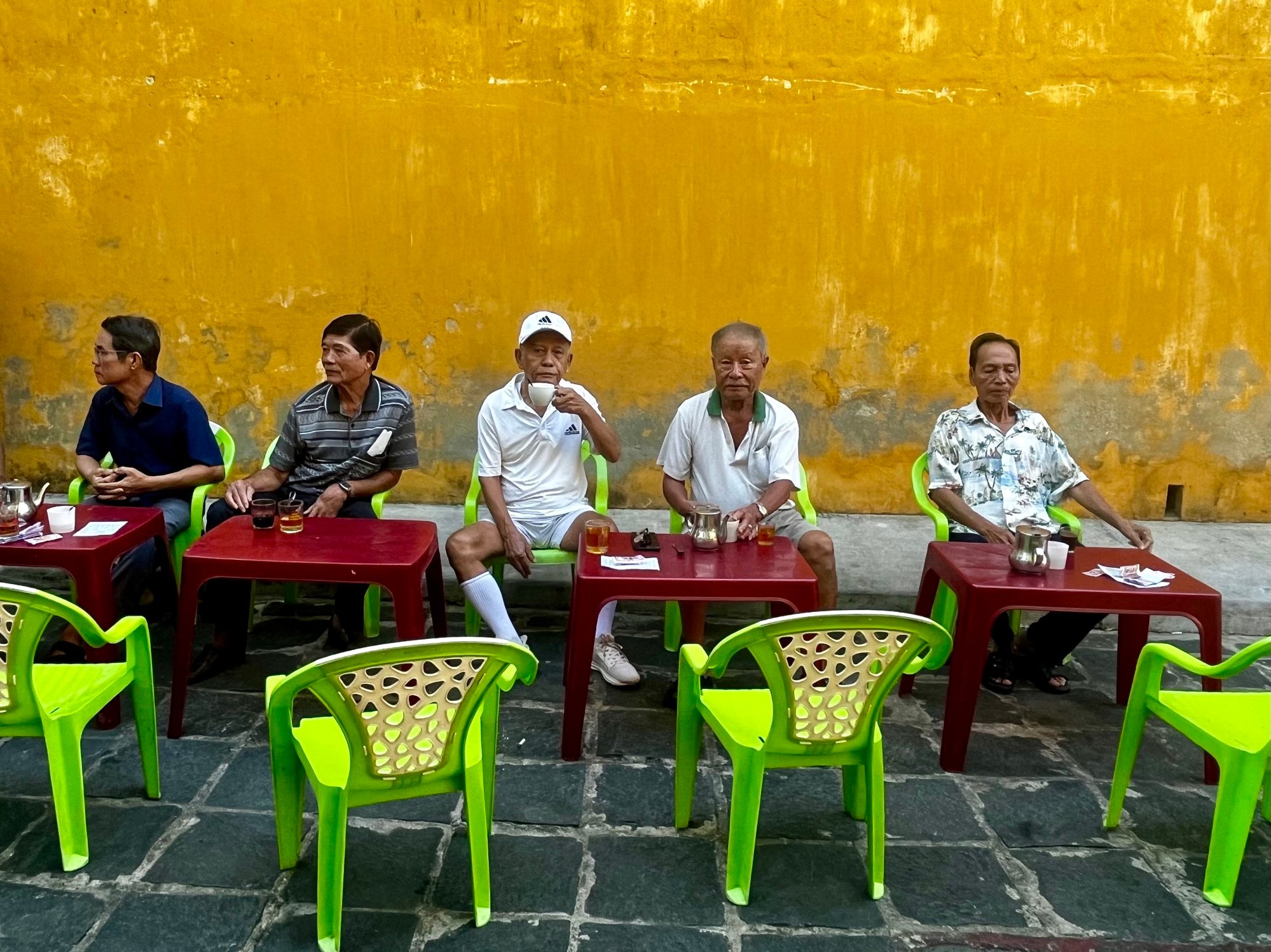 Người dân địa phương thưởng thức cà phê ven đường
