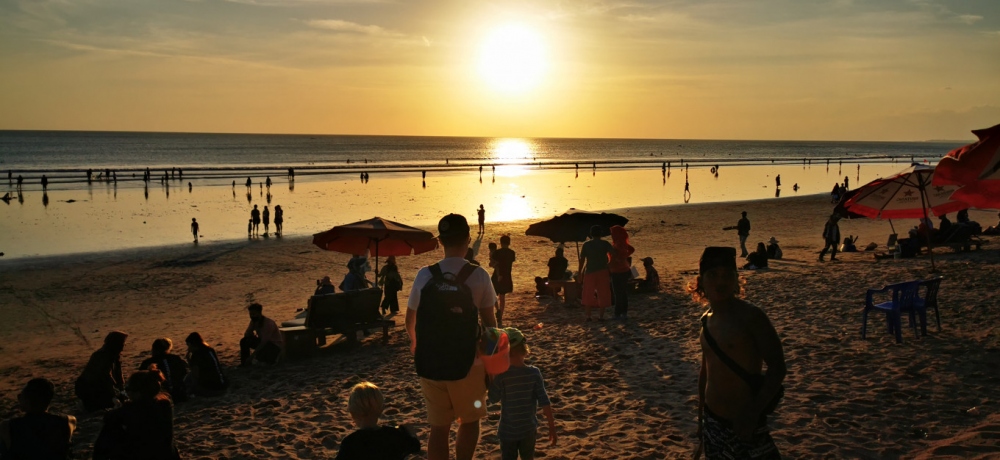 Khách du lịch kéo đến bãi biển Kuta ở Bali để ngắm hoàng hôn