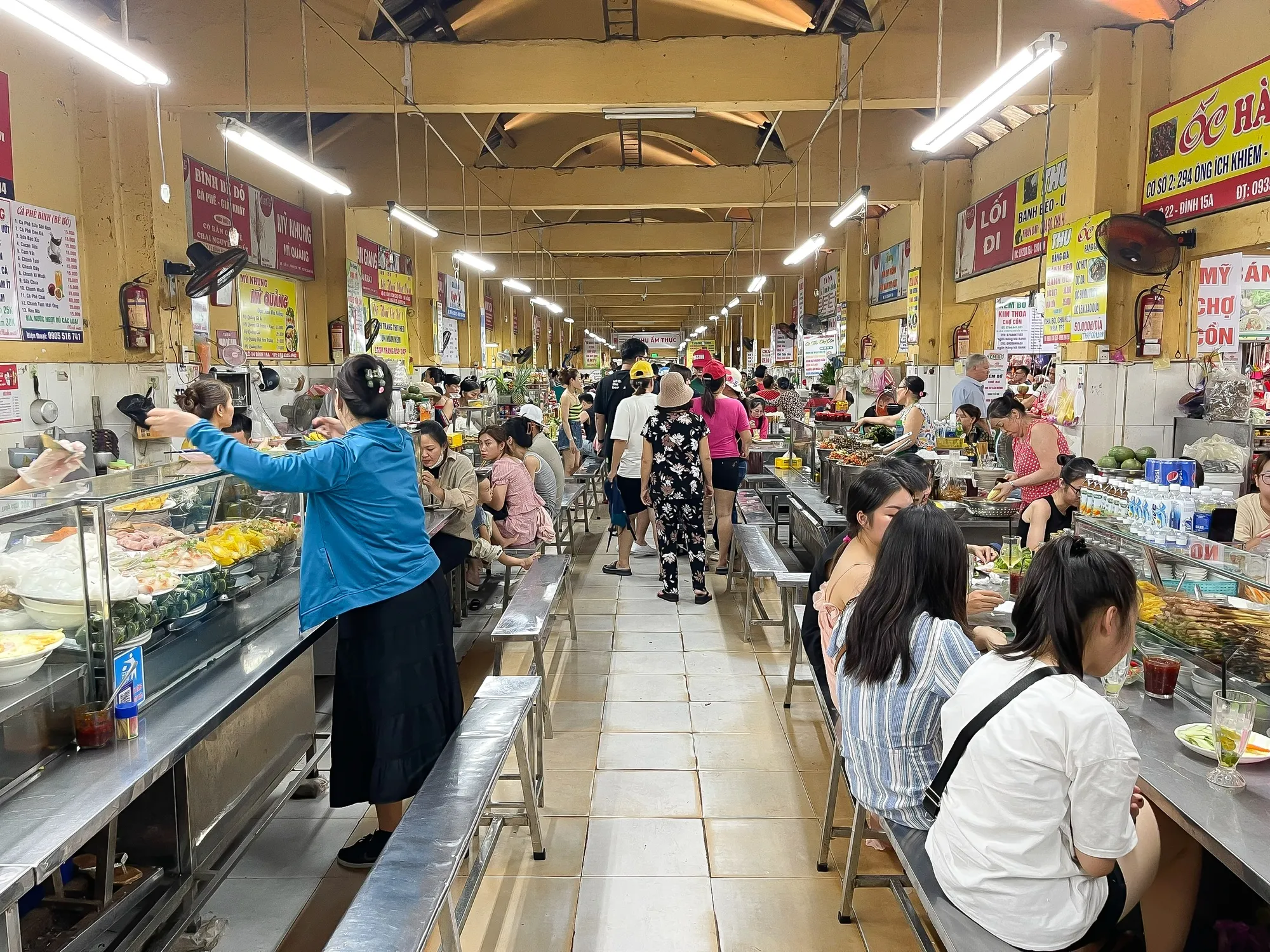 Khu ẩm thực chợ Cồn thu hút đông đảo du khách