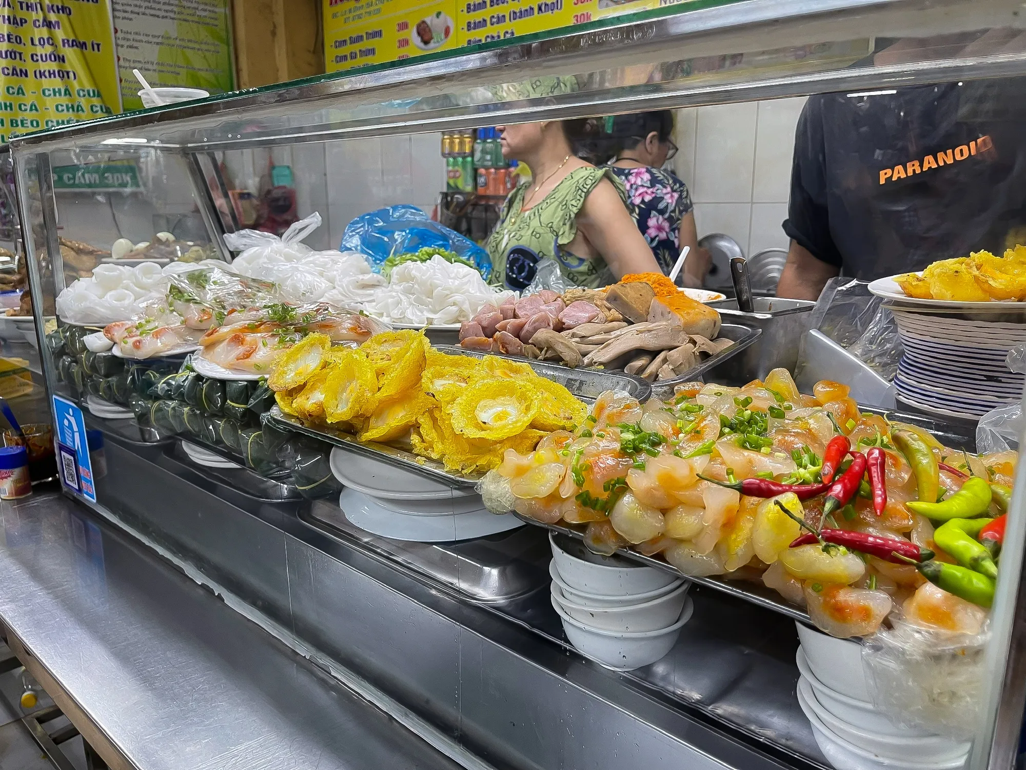 Ẩm thực Huế ở chợ Cồn cũng được nhiều du khách yêu thích