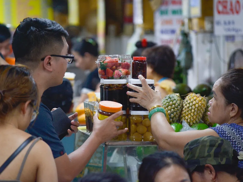 Du khách mua đặc sản làm quà cho người thân