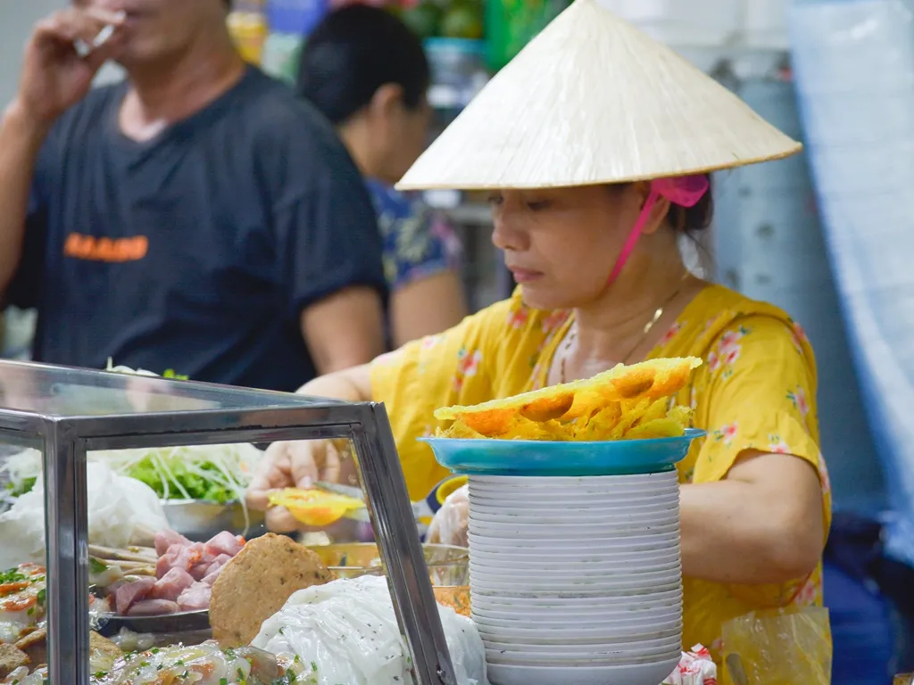 Các tiểu thương tỉ mẩn trong chế biến đồ ăn cho du khách