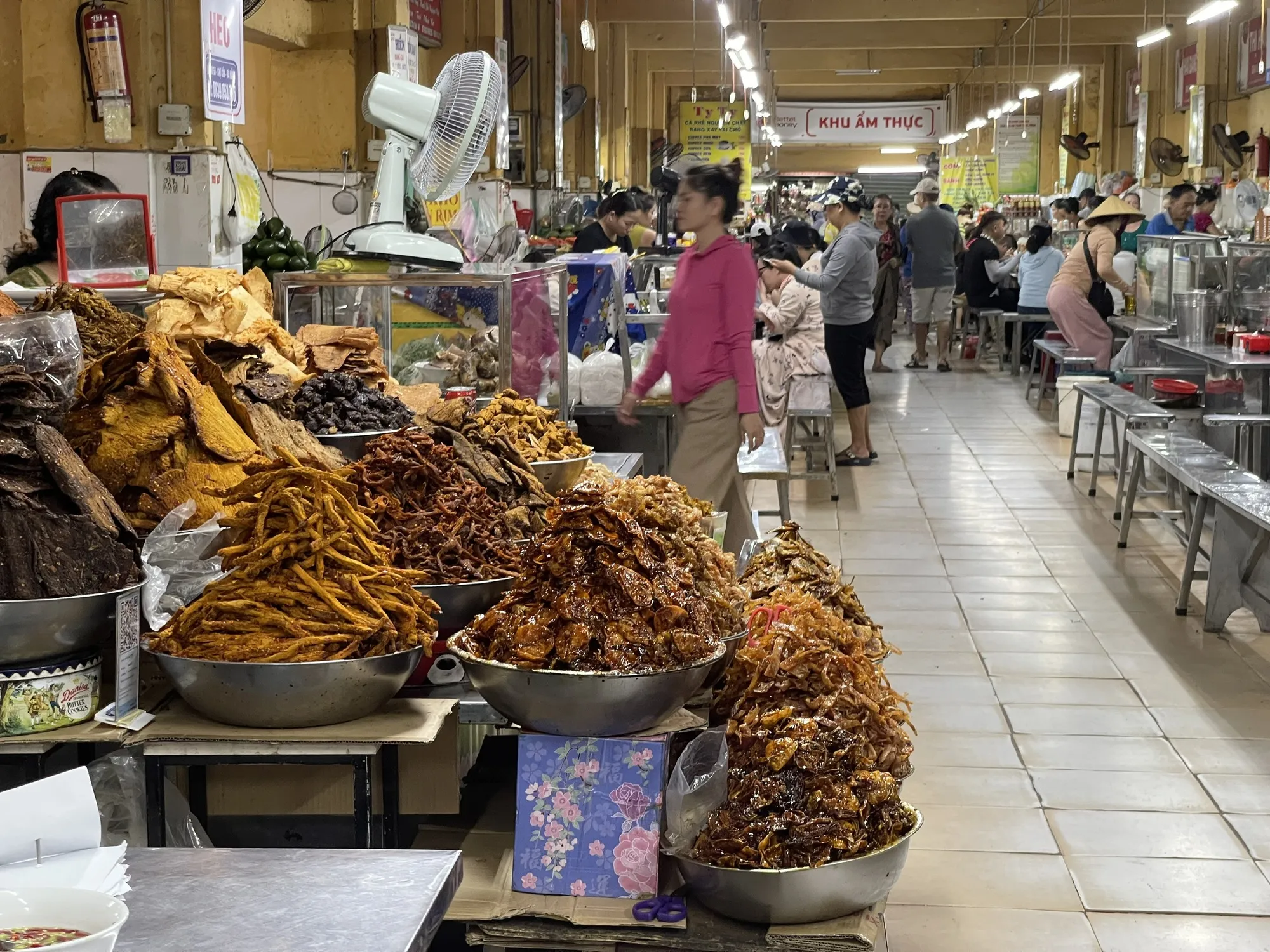Không gian bên trong hàng ăn tươm tất, sạch sẽ