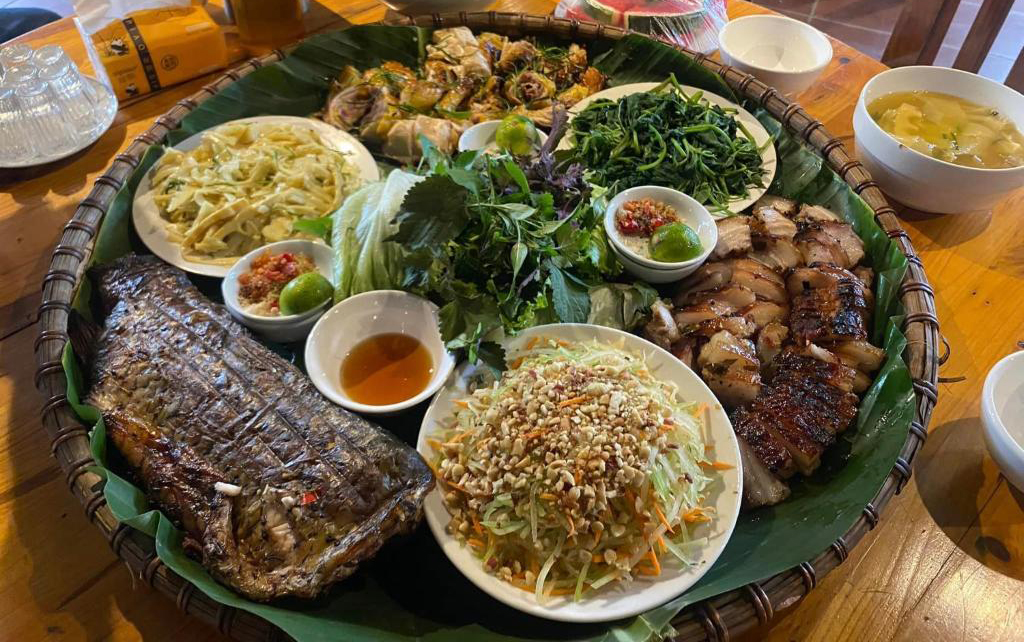 Các món ăn dân tộc tại homestay ở hồ Ba Bể.