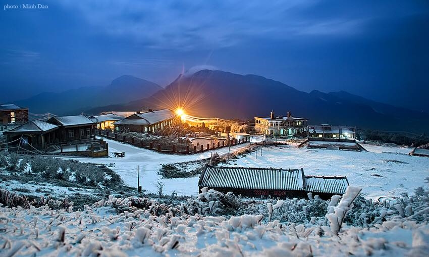 Tuyết phủ trắng trên đỉnh Mẫu Sơn mùa đông.
