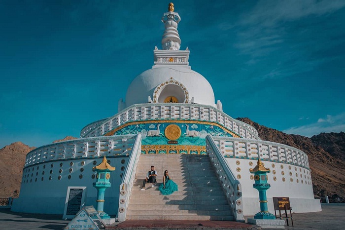 Tòa tháp trắng Shanti Stupa