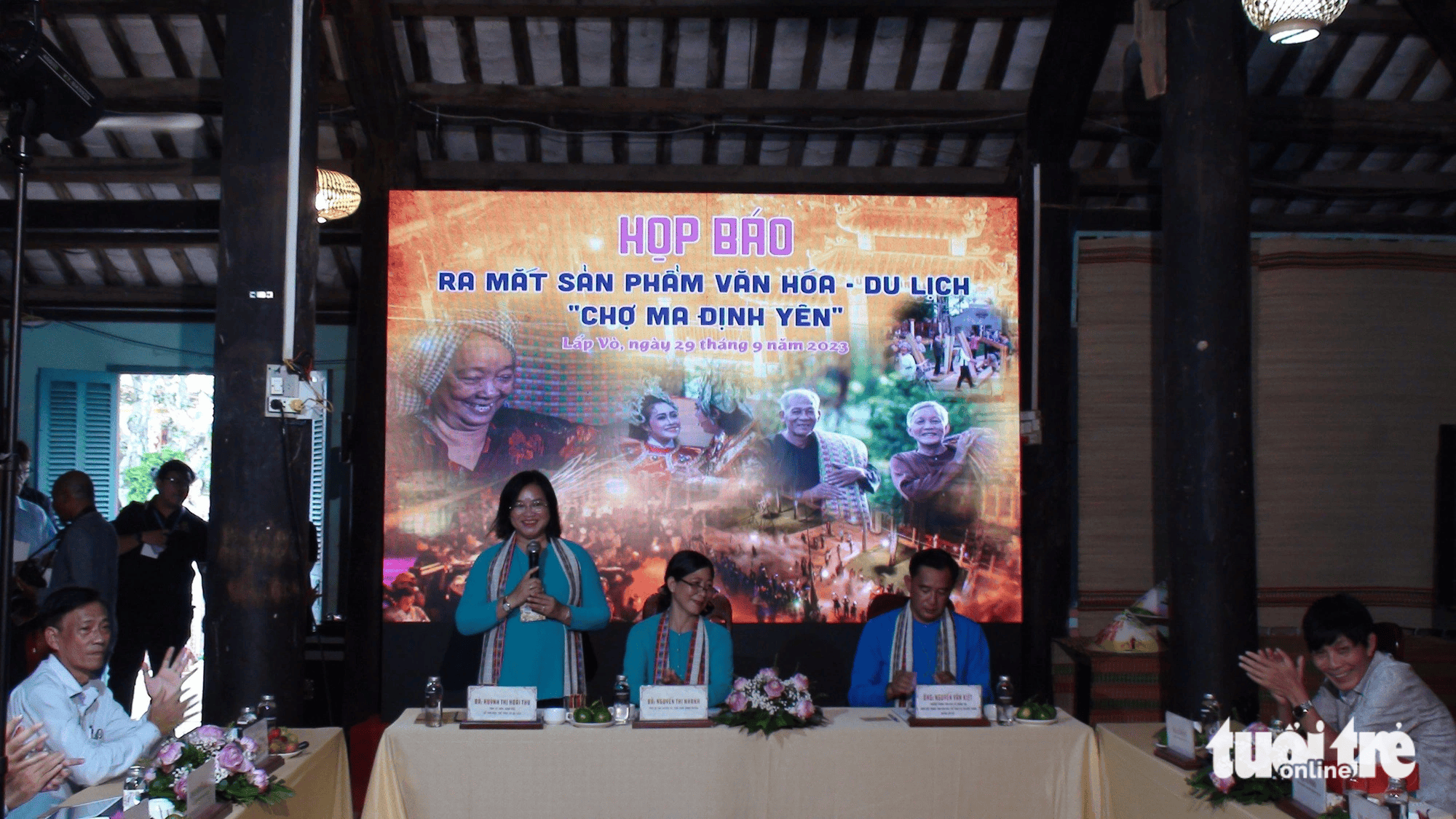 Bà Huỳnh Thị Hoài Thu - giám đốc Sở Văn hóa, Thể thao và Du lịch tỉnh Đồng Tháp - giới thiệu sơ lược về show "Chợ ma Định Yên"