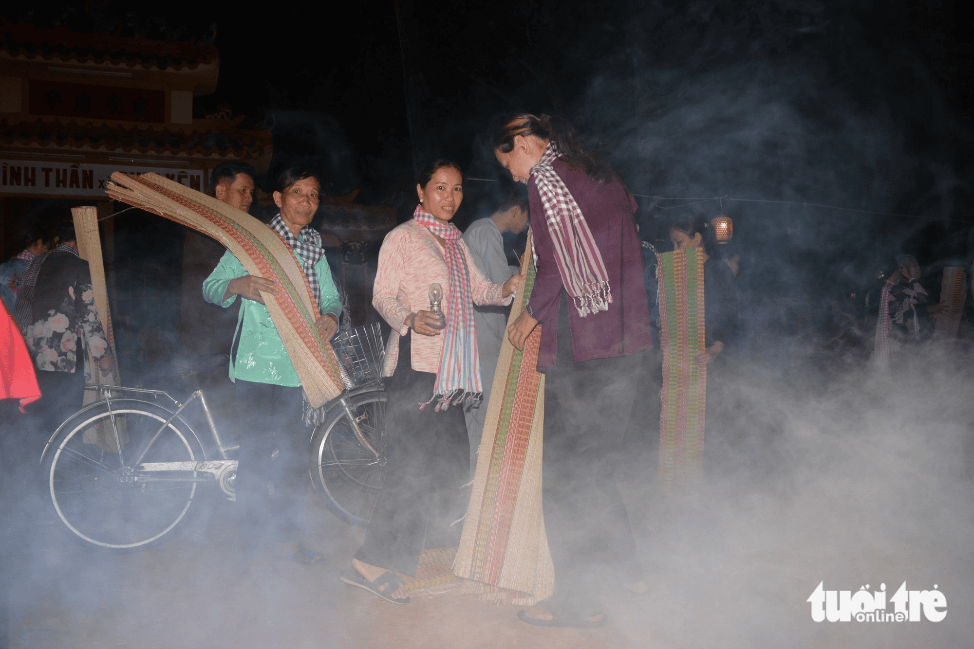 Bà con làng nghề dệt chiếu tái hiện show "Chợ ma Định Yên" chân thực dưới ngọn đèn dầu, nhộn nhịp người mua, người bán