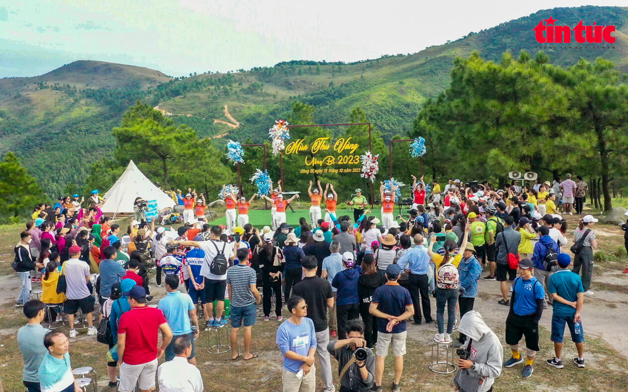 Đây là lần đầu tiên TP Uông Bí đăng cai chương trình "Mùa thu vàng Uông Bí 2023" và lựa chọn đồi Phượng Hoàng làm nơi tổ chức.