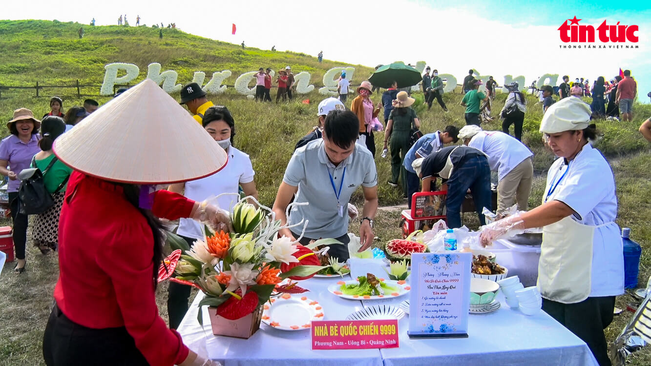Những món ăn dân dã thơm ngon, hấp dẫn được các đầu bếp chế biến khéo léo, công phu trong "Hội thi ẩm thực dã ngoại Phượng Hoàng"