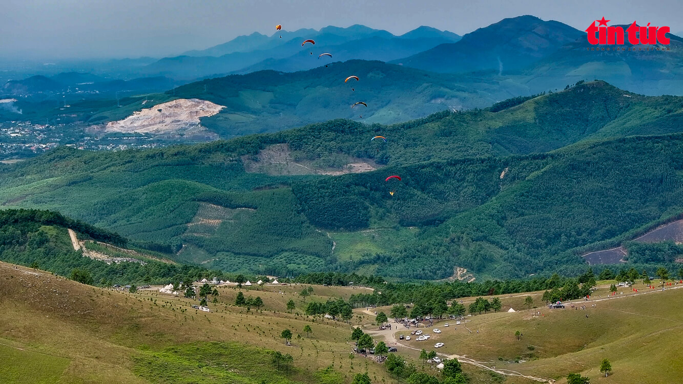 Đứng trên ngọn đồi, không gian bao trùm bởi thiên nhiên rộng lớn khiến mỗi du khách khi đến đây cảm giác như được hòa vào với đất trời, thư thái và tự do.