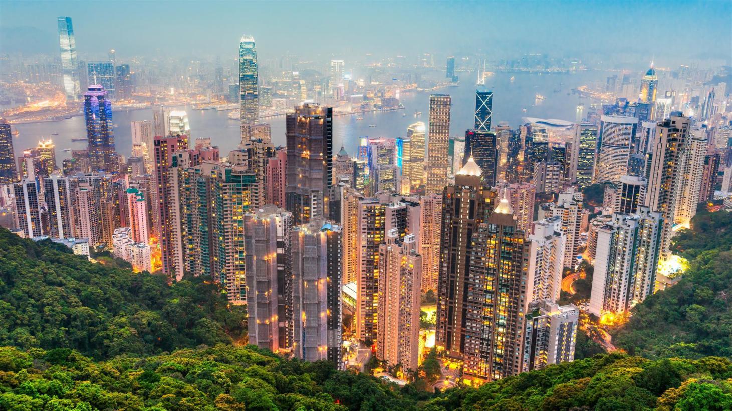 Hong Kong là một thành phố có mật độ dân số cao, đường phố và phương tiện giao thông công cộng thường đông đúc.