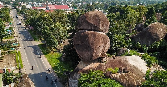 Những hòn đá khổng lồ xếp chồng lên nhau.