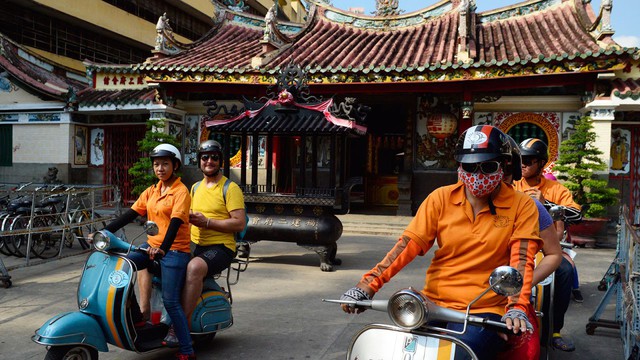 Trải nghiệm trên xe Vespa khám phá những con phố nhỏ ở thành phố Hồ Chí Minh.