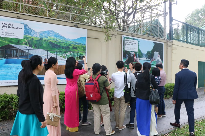 Triển lãm sẽ kéo dài đến cuối tháng 01 năm 2024 trên tường bao ngoài khuôn viên Tổng Lãnh sự quán Pháp, số 6 đường Lê Duẩn.