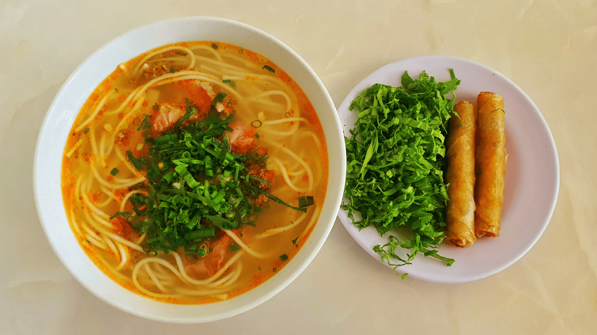 Món cháo canh Quảng Bình được dùng kết hợp với ram cuốn.