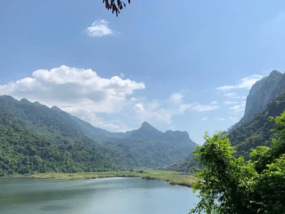 Vườn quốc gia Ba Bể có hoạt động chèo thuyền kayak, thám hiểm hang động và thăm nhà dân ven hồ.