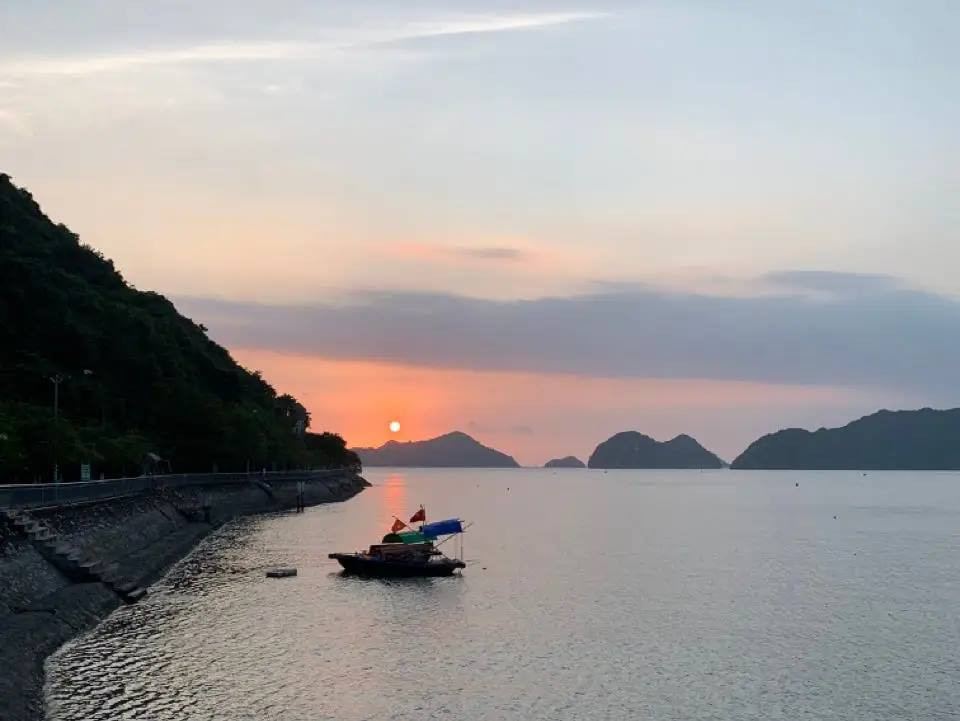 Hoàng hôn trên đảo Cát Bà.